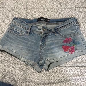 Low waisted short shorts, size 5